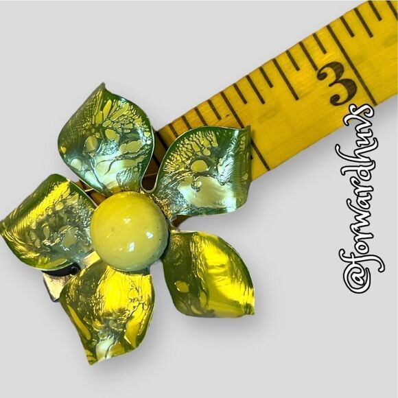 Vibrant Green Hard Plastic Flower Brooch - Picture 7 of 8